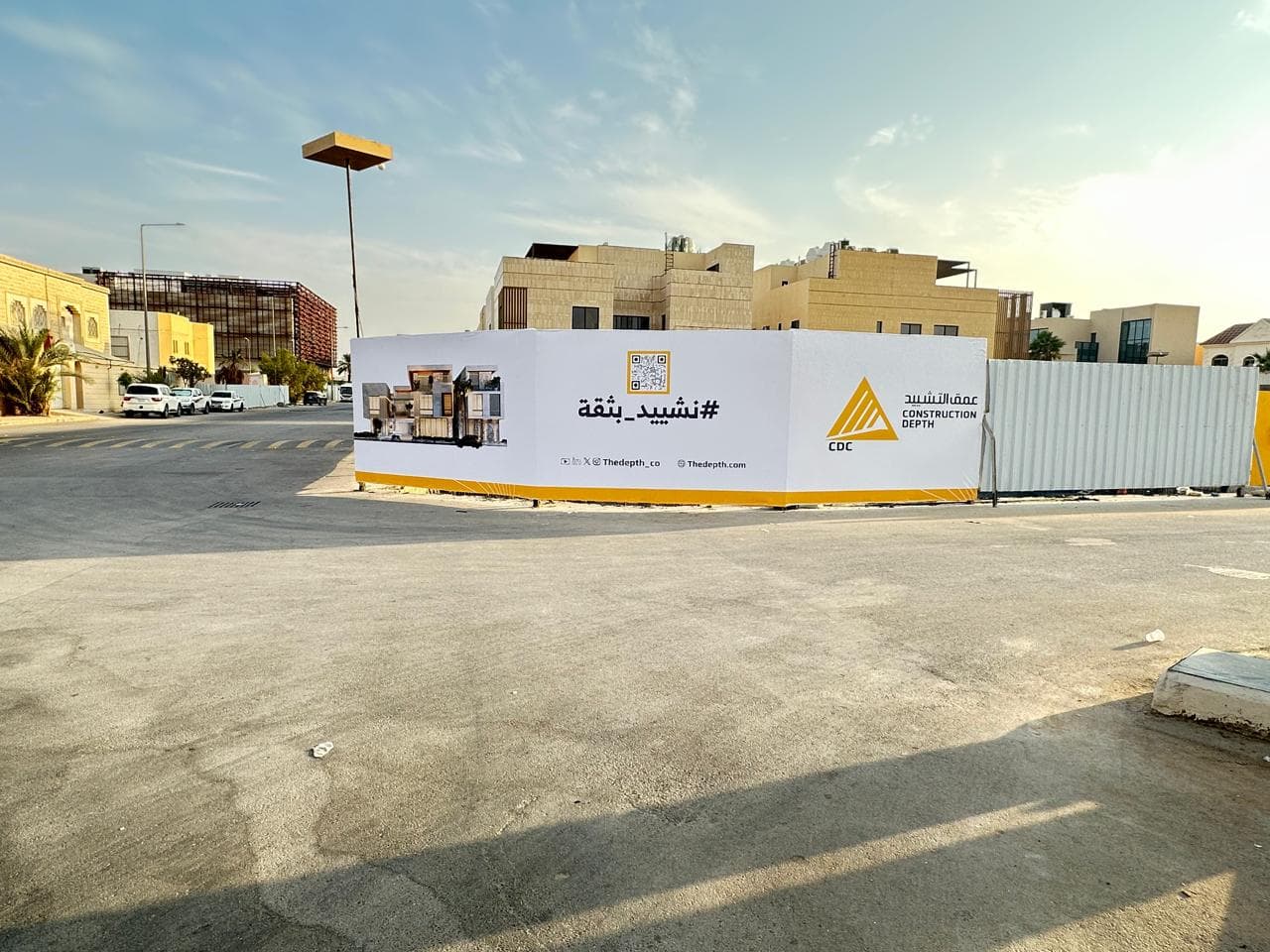 تغطية أسوار مشروع بتصميم إعلاني